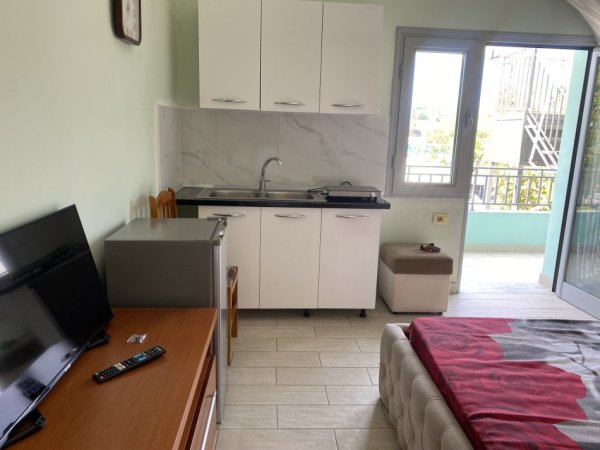Tirane, jepet me qera apartament+verande | Penthouse 1+1+Ballkon Kati 2, 300 € (Rruga Myslym Keta,Kafja e Rremes)