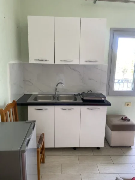 Tirane, jepet me qera apartament+verande | Penthouse 1+1+Ballkon Kati 2, 300 € (Rruga Myslym Keta,Kafja e Rremes)