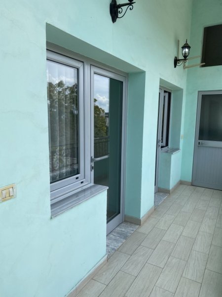 Tirane, jepet me qera apartament+verande | Penthouse 1+1+Ballkon Kati 2, 300 € (Rruga Myslym Keta,Kafja e Rremes)