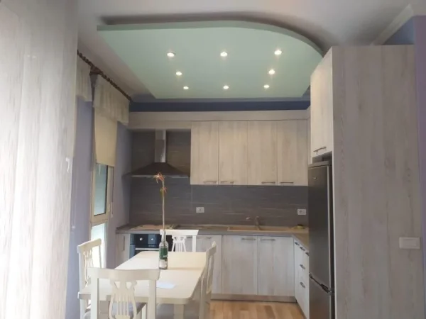 Tirane, jepet me qera apartament 1+1+Ballkon Kati 6, 76 m² 700 € (pazari i ri)