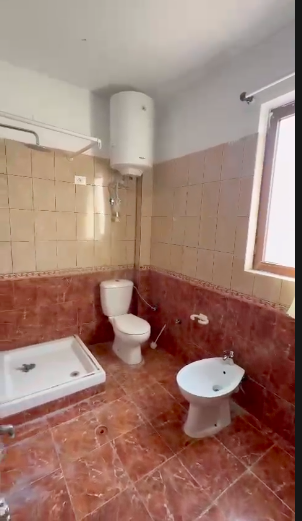 Tirane, jepet me qera apartament 2+1 Kati 2, 75 m² 400 € (Prane Top Channel)