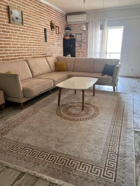 Komuna e parisit, tek German Computers, jepet ap 2+1+Ballkon Kati 7, 100 m². I mobiluar totalisht, parket ne cdo dhome, kondicioner. Cmimi 650€