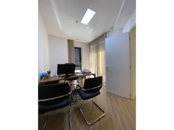 Tirane, jepet me qera zyre Kati 1, 315 m² 4.500 € (Stacioni i Trenit , Bulevardi Zogu i Pare)