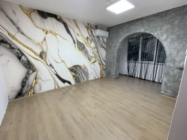 Perballe Square 21, jepet qera ambjent per biznes Kati 2, 70 m² 50.000