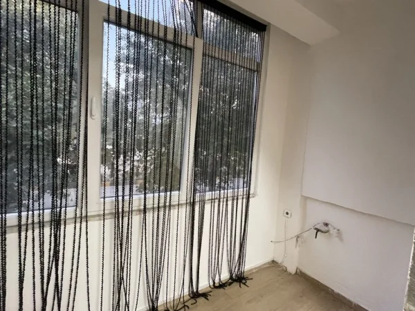 Perballe Square 21, jepet qera ambjent per biznes Kati 2, 70 m² 50.000