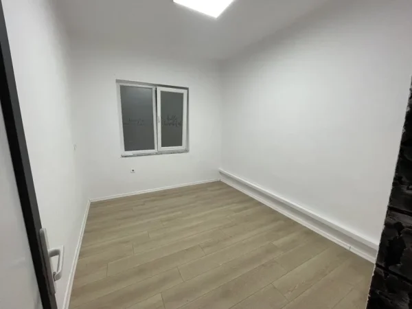 Perballe Square 21, jepet qera ambjent per biznes Kati 2, 70 m² 50.000