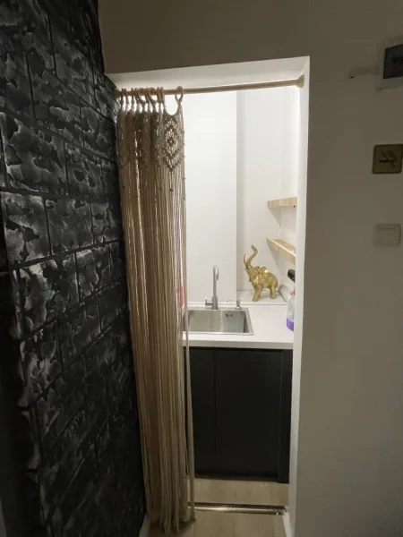 Perballe Square 21, jepet qera ambjent per biznes Kati 2, 70 m² 50.000