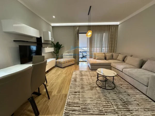 Tirane, jepet me qera apartament 2+1+Ballkon Kati 4, 114 m² 1.000 € (Kompleksi Delijorgji)