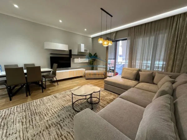 Tirane, jepet me qera apartament 2+1+Ballkon Kati 4, 114 m² 1.000 € (Kompleksi Delijorgji)