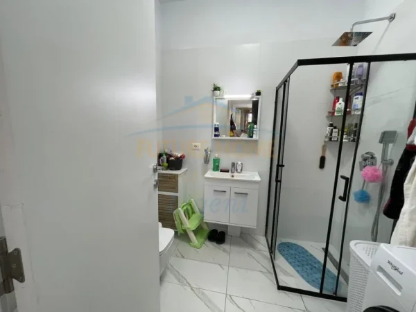 Tirane, jepet me qera apartament 1+1+Ballkon Kati 6, 59 m² 800 € (Rruga e Kosovareve)