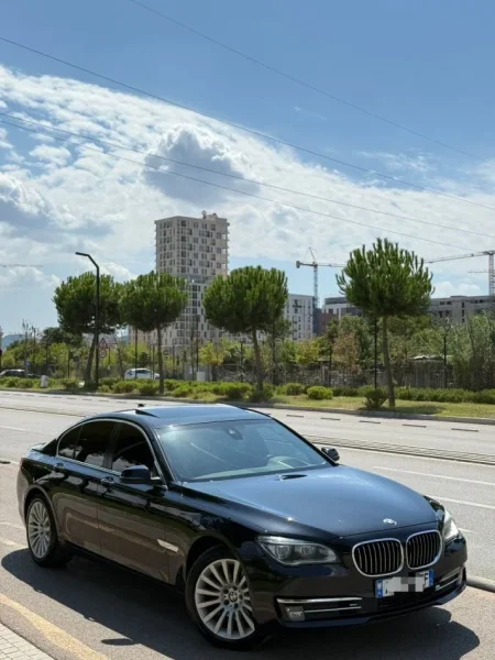 Tirane, shes makine BMW Nafte, e zeze automatik Klima 200 km 12.500 €