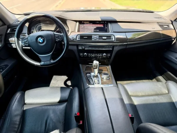 Tirane, shes makine BMW Nafte, e zeze automatik Klima 200 km 12.500 €