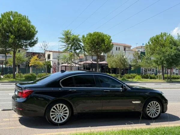 Tirane, shes makine BMW Nafte, e zeze automatik Klima 200 km 12.500 €