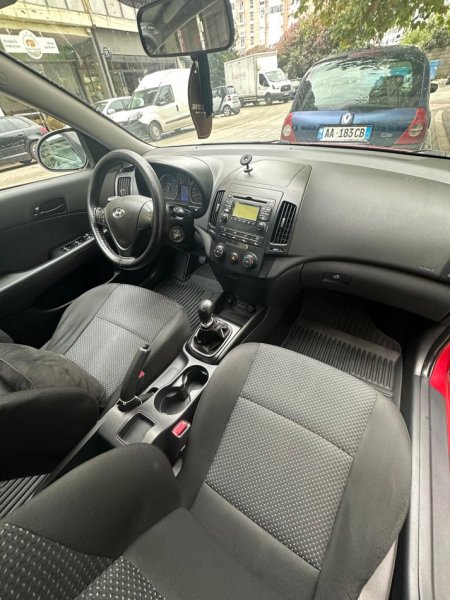 Tirane, shitet makine Hyndai i30 Nafte, vishnje manuale Kondicioner 188.000 km 5.000 €
