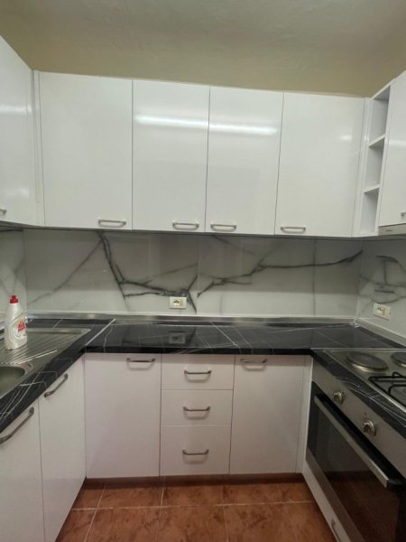 Tirane, jepet me qera apartament 1+1 Kati 1, 65 m² 450 € (Xhamllik)