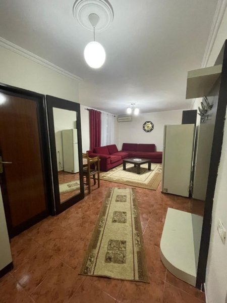 Tirane, jepet me qera apartament 1+1 Kati 1, 65 m² 450 € (Xhamllik)