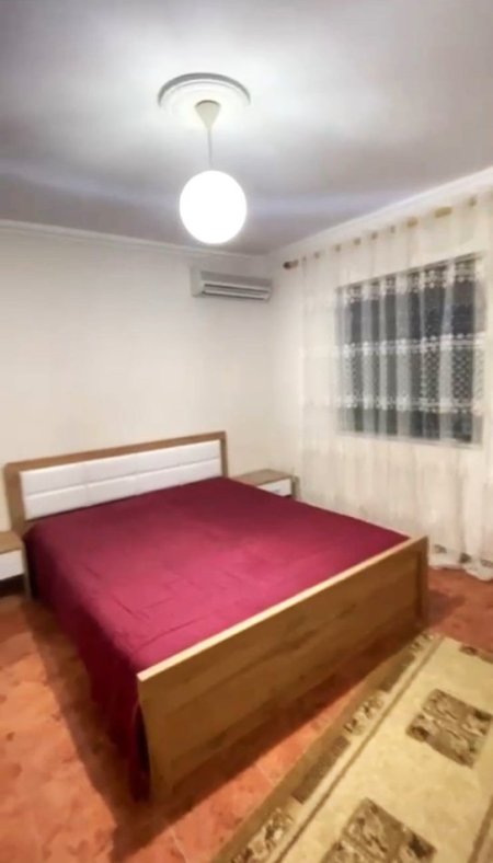 Tirane, jepet me qera apartament 1+1 Kati 1, 65 m² 450 € (Xhamllik)