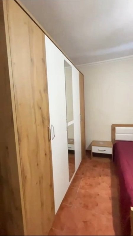 Tirane, jepet me qera apartament 1+1 Kati 1, 65 m² 450 € (Xhamllik)