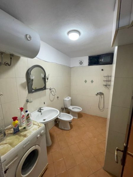 Tirane, jepet me qera apartament 1+1 Kati 1, 65 m² 450 € (Xhamllik)