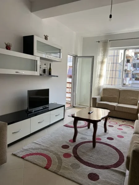 Tirane, jepet me qera 1+1 Kati 7, 400 € (Mbrapa bar artistit)