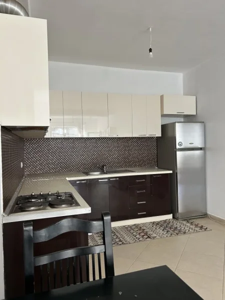 Tirane, jepet me qera 1+1 Kati 7, 400 € (Mbrapa bar artistit)