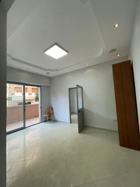 Tirane, jap me qera ambjent biznesi Kati 0, 40 m² 530 € (Rruga Hysen Dalliu)