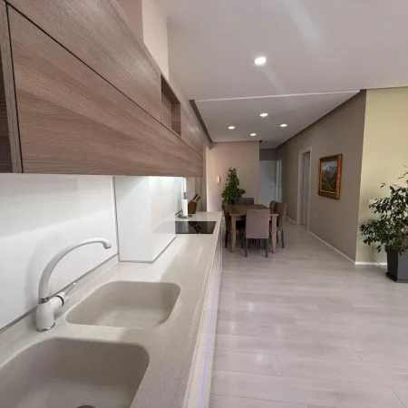 Tirane, jepet me qera apartament 3+1 Kati 4, 189 m² 1.300 € (KOMPLEKSI FZ)