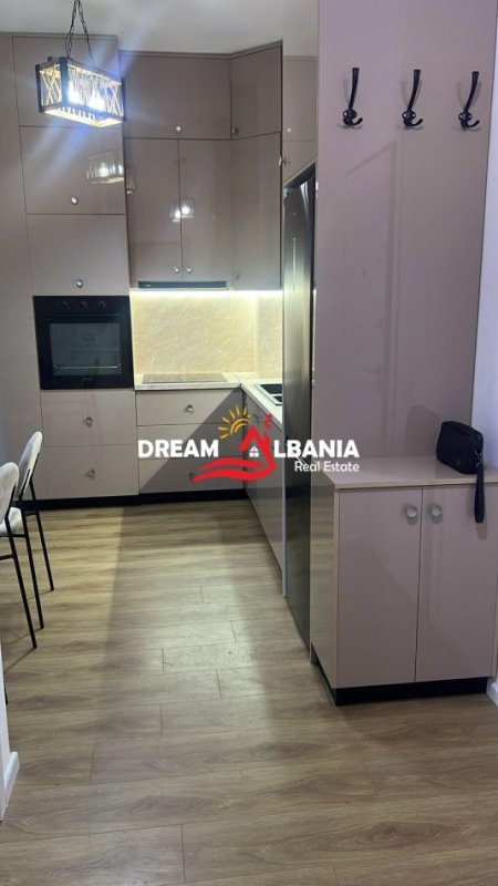 Tirane, jepet me qera apartament 1+1 , 65 m² 400 € (residenca Oxa)