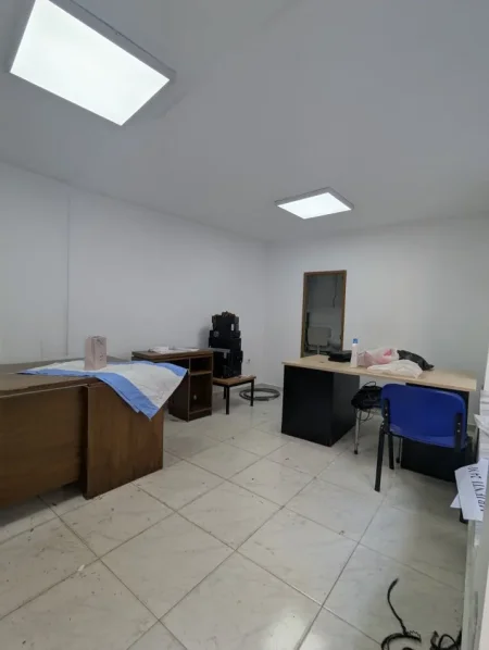 Tirane, jap me qera zyre Kati 0, 24 m² 400 € (Mehmet Brocaj)