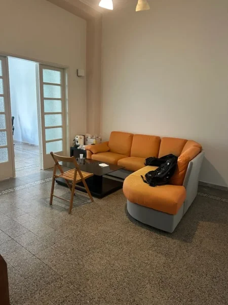 Durres, jepet me qera ambjent biznesi Kati 2, 160 m² 500 € (Gjykata)