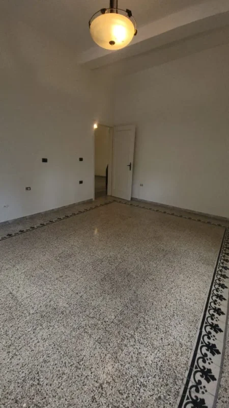 Durres, jepet me qera ambjent biznesi Kati 2, 160 m² 500 € (Gjykata)