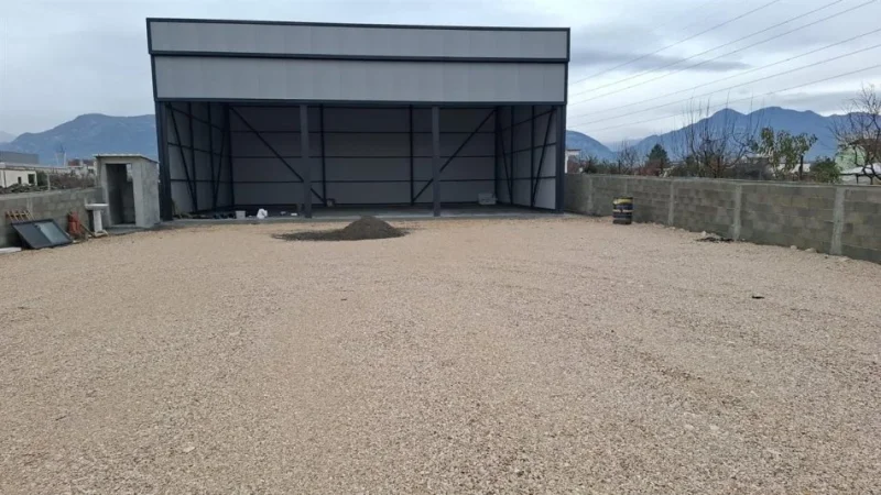 Tirane, jepet me qera magazine Kati 0, 200 m² 1.000 € (valias)