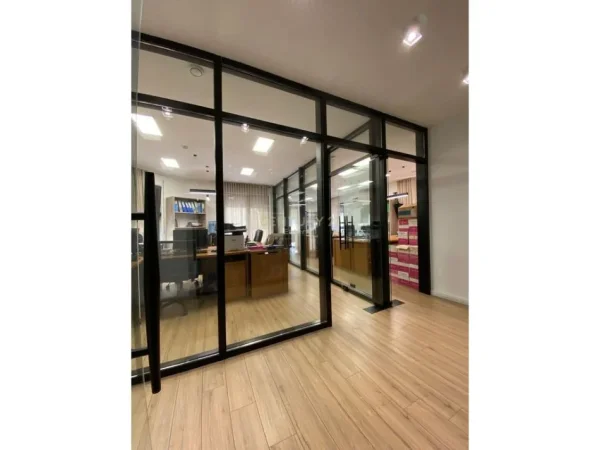 Tirane, jepet me qera zyre Kati 1, 315 m² 4.500 € (BULEVARD ZOGU 1)