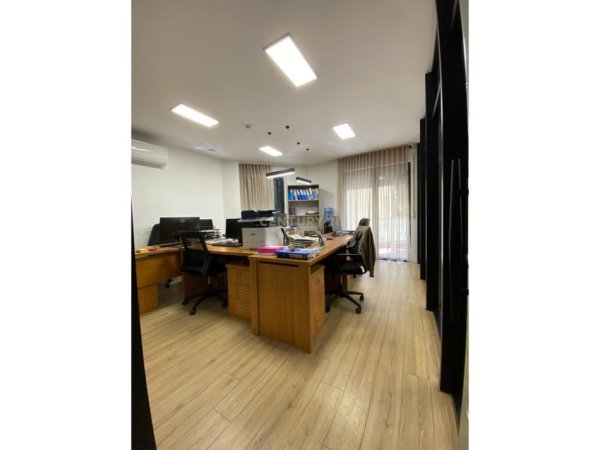 Tirane, jepet me qera zyre Kati 1, 315 m² 4.500 € (BULEVARD ZOGU 1)