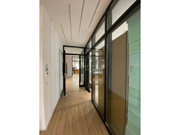 Tirane, jepet me qera zyre Kati 1, 315 m² 4.500 € (BULEVARD ZOGU 1)