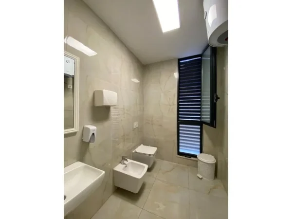 Tirane, jepet me qera zyre Kati 1, 315 m² 4.500 € (BULEVARD ZOGU 1)