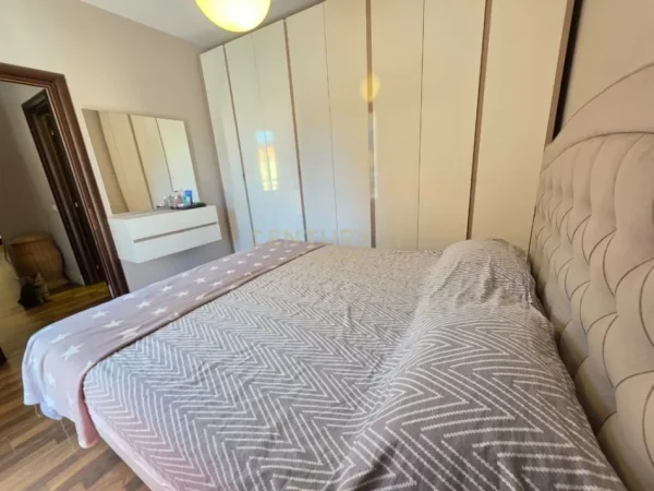 Tirane, jepet me qera apartament 1+1 Kati 4, 62 m² 179.000 € (Ish - Parku)