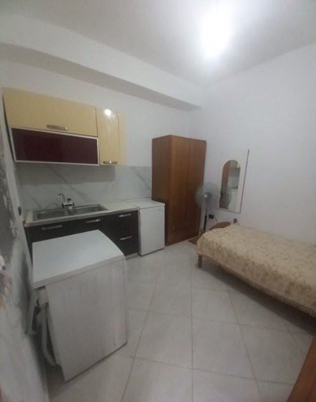 Tirane, jepet me qera garsonier 1+1 Kati 3, 30 m² (Mbrapa Skrapit, Fundi Rruges Burgut)