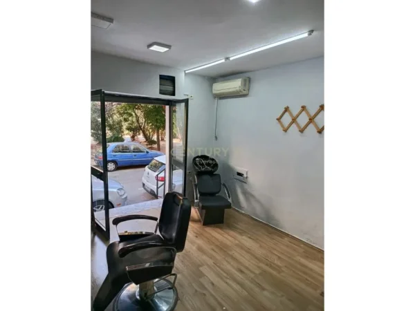 Tirane, jepet me qera ambjent biznesi Kati 0, 14 m² 300 €