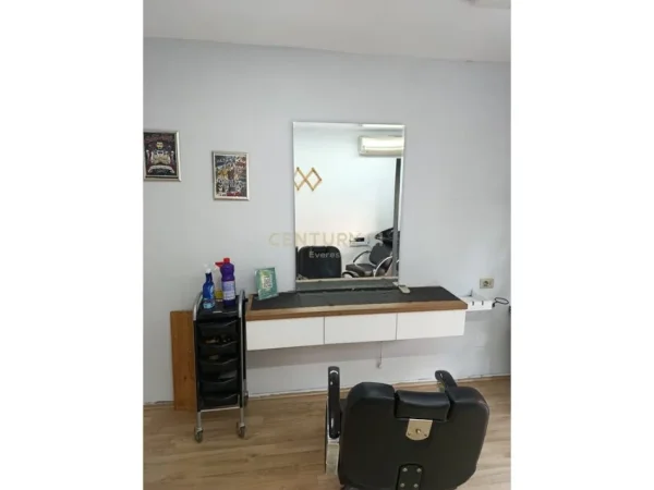 Tirane, jepet me qera ambjent biznesi Kati 0, 14 m² 300 €