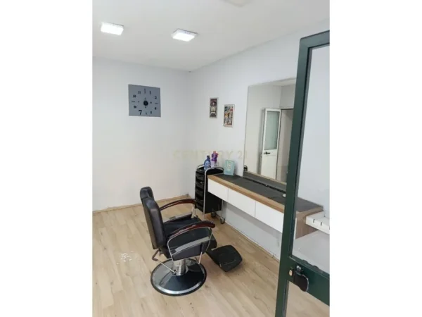 Tirane, jepet me qera ambjent biznesi Kati 0, 14 m² 300 €