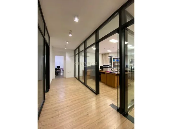 Tirane, jepet me qera zyre Kati 1, 315 m² 4.500 € 