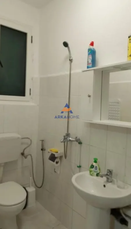 Tirane, jepet me qera apartament 1+1 Kati 1, 60 m² 600 € (PRANE FONDIT BESA, M. SHYRI)