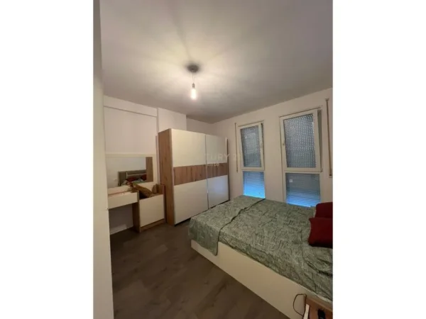 Tirane, jepet me qera apartament 2+1+Ballkon Kati 2, 86 m² 600 € (Univers City)