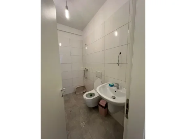 Tirane, jepet me qera apartament 2+1+Ballkon Kati 2, 86 m² 600 € (Univers City)
