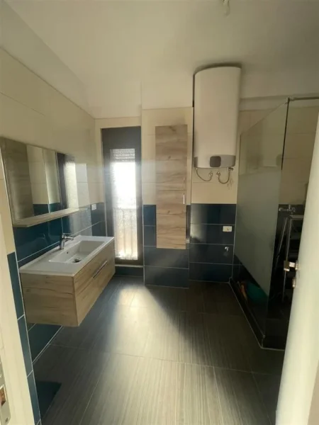 Tirane, jepet me qera ambjent biznesi Kati 6, 77 m² 900 € (RRUGA ELBASANIT)
