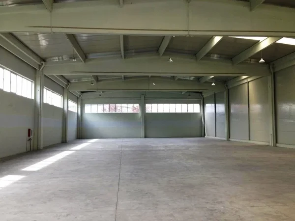 Tirane, jap me qera magazine Kati 0, 1.100 m² 5.000 € (qtu)