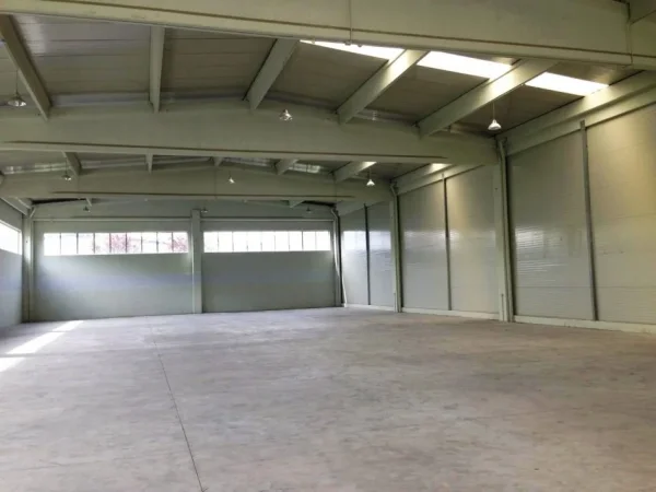 Tirane, jap me qera magazine Kati 0, 1.100 m² 5.000 € (qtu)