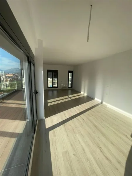 Tirane, jepet me qera zyre Kati 6, 77 m² 900 € (RRUGA ELBASANIT)