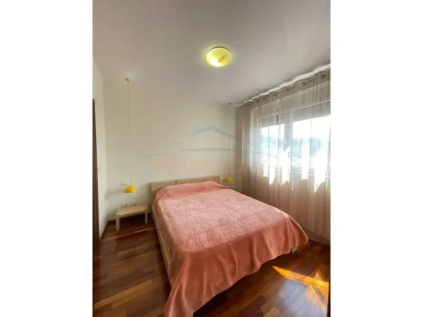 Tirane, jepet me qera apartament 3+1 Kati 4, 166 m² 1.200 € 